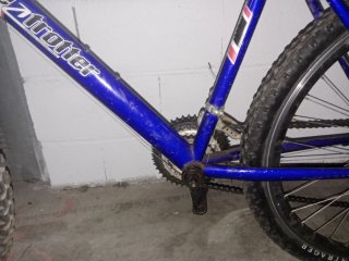 Bicicleta de montaña azul y plateada