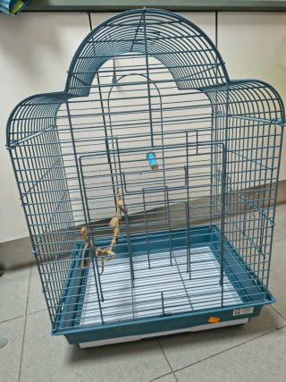 Dos jaulas para pájaros azul prácticamente nuevas