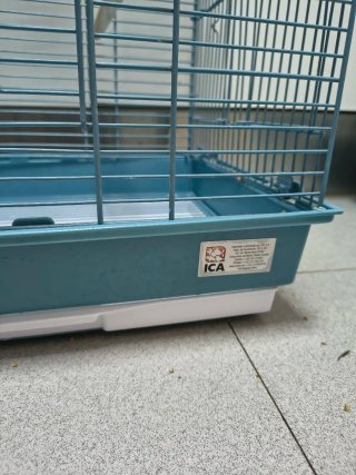 Dos jaulas para pájaros azul prácticamente nuevas