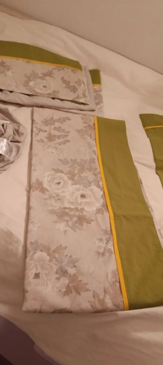 2 Juegos de sábanas beige y verde para cama de 90.