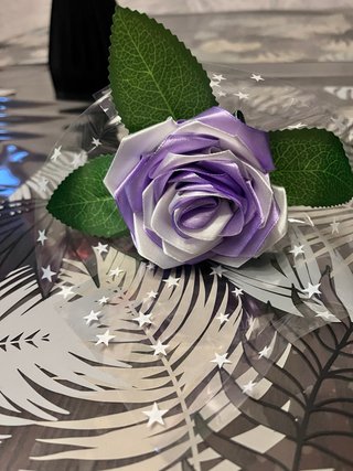 Rosa de tela morada y blanca