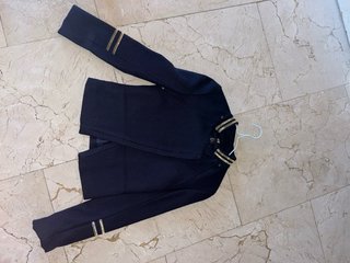 Chaqueta H&M Negra con Detalles Dorados