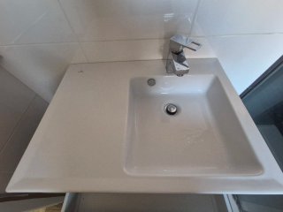 Mueble de baño con lavabo blanco