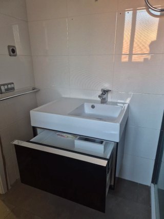 Mueble de baño con lavabo blanco