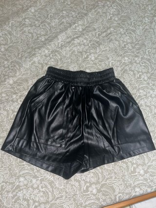 Pantalón corto efecto piel negro