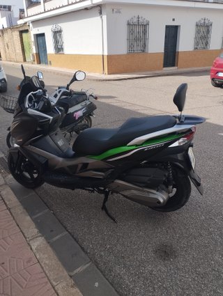 Kawasaki J300 Maxi Scooter Negra y Verde