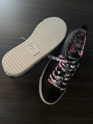 Bambas Desigual negras con cordones multicolor