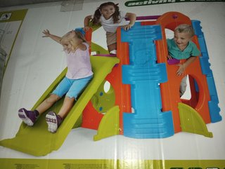Parque infantil con tobogán y escalera