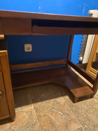 Scrivania in legno con cassetti