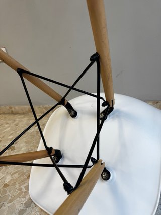 Sillas blancas de plástico y madera