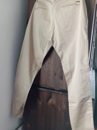 Pantalón chino beige hombre elegante