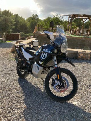 Husqvarna 901 expedition Adventure Moto
