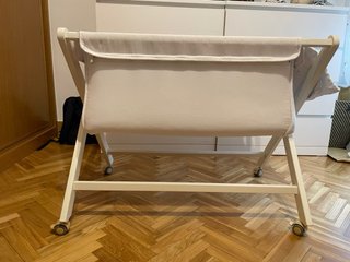 Minicuna blanca con ruedas