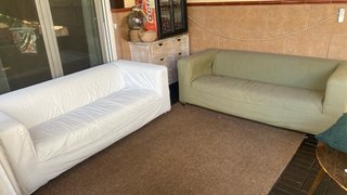 Dos sofas desenfundables del ikea verde y blanco