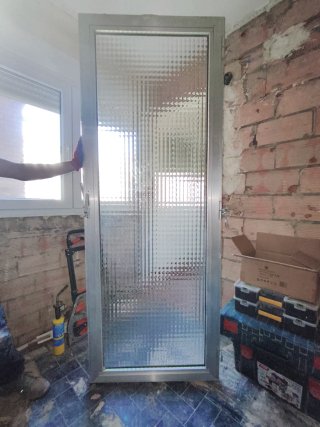 Puerta de aluminio con vidrio texturizado