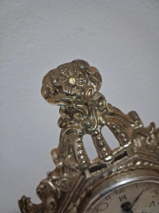 Orologio da tavolo antico in metallo