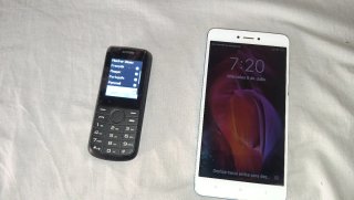 2 móviles (uno azul, uno negro)