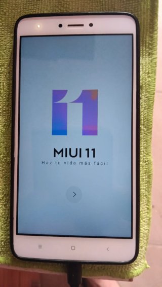 2 móviles (uno azul, uno negro)