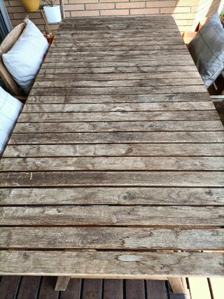 Mesa y sillas de madera para exterior