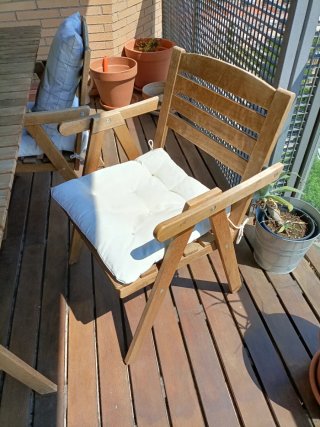 Mesa y sillas de madera para exterior