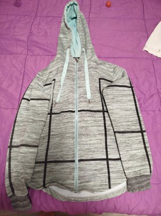 Chaqueta con capucha gris y turquesa
