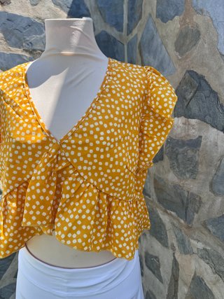 Blusa crop top SHEIN amarilla volantes