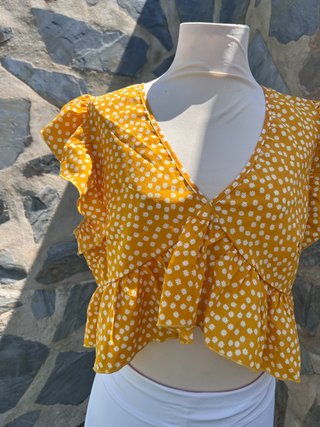 Blusa crop top SHEIN amarilla volantes
