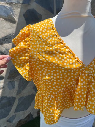 Blusa crop top SHEIN amarilla volantes