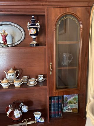 Mueble de madera con detalles dorados