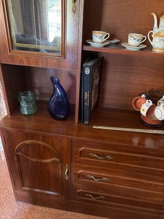 Mueble de madera con detalles dorados