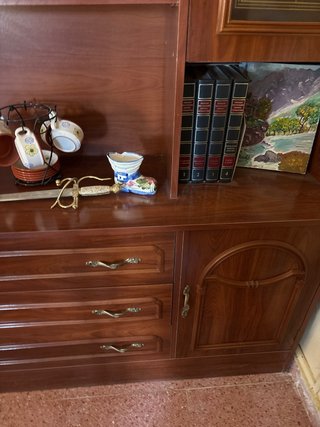 Mueble de madera con detalles dorados