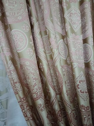 Cortina y colcha beige/dorado