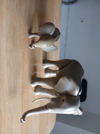 1 adulto 1 cria de playmobil como lo ves  Todo 15€