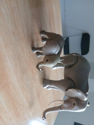 1 adulto 1 cria de playmobil como lo ves  Todo 15€