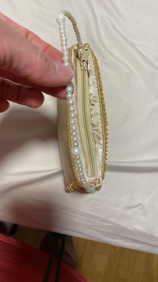 Bolso de fiesta dorado con perlas