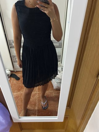 Vestido negro elegante con volantes