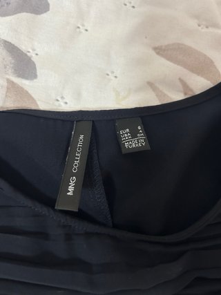 Vestido negro elegante con volantes