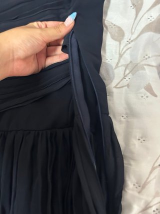 Vestido negro elegante con volantes