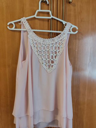 Blusa rosa sin mangas con detalle