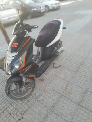 Moto Scooter Negra y Naranja