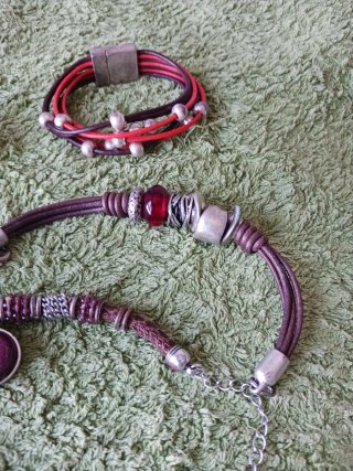 Pulseras de cuero y zamak