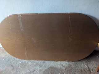 Mesa de madera oscura extensible, desmontada