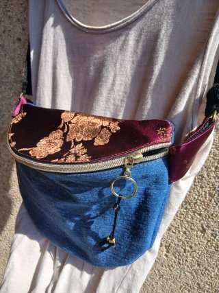 Bolso Riñonera Seda China Bordada y Denim
