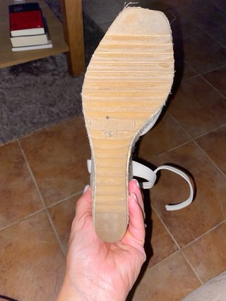 Sandalias de cuña blancas y beige