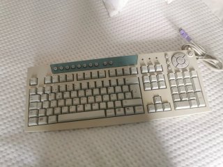 Teclado Cherry con botones multimedia