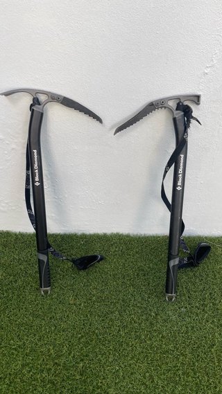 Crampones Black Diamond de 14 puntas y piolets