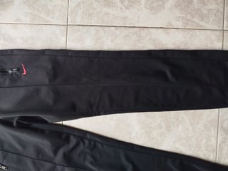 Chándal Nike Negro con Detalles Naranja