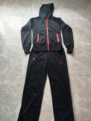 Chándal Nike Negro con Detalles Naranja
