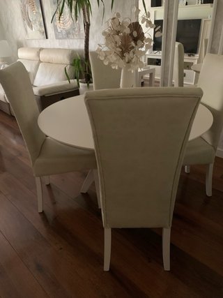 Sillas de comedor beige y blancas