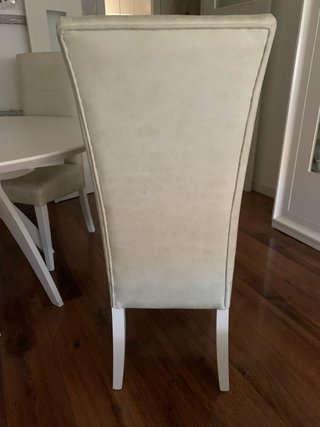 Sillas de comedor beige y blancas
